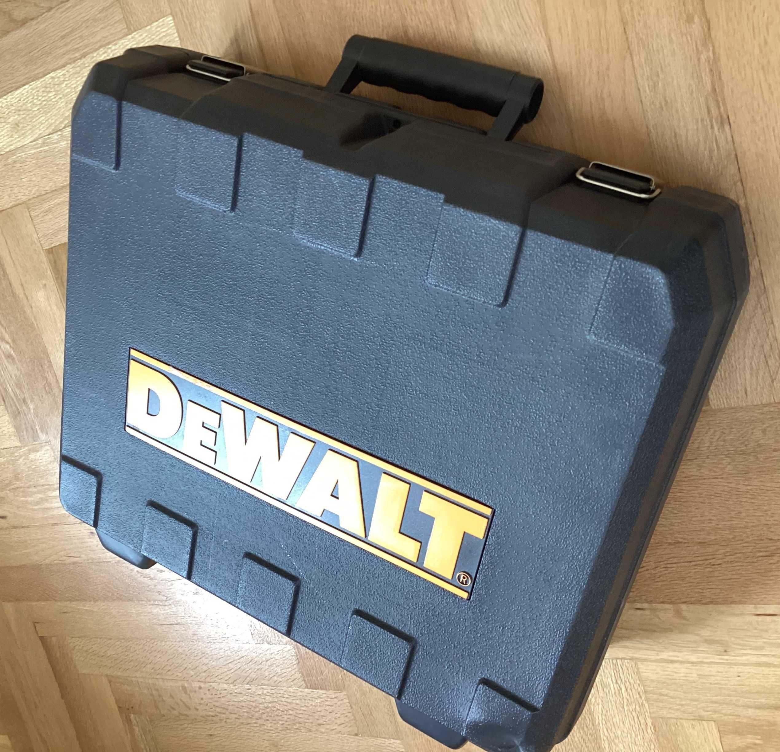 Продавам комбинирана фреза/рутер DeWalt D26204