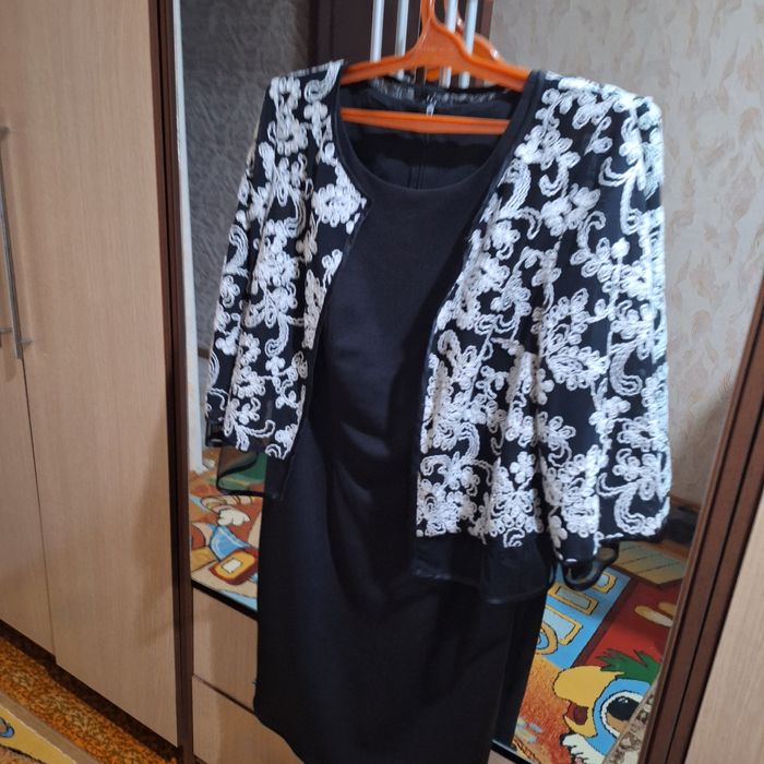 Вернее платье, можно и под пиджак,есть накидка