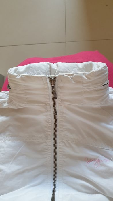 Geaca de vara, gluga ascunsa in guler