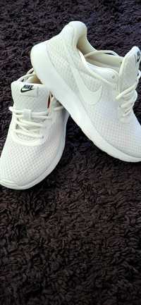 Adidași Nike albi