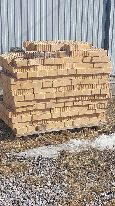 Кирпичи тёмно коричневые шоколадные и светло бежевый желтоватые