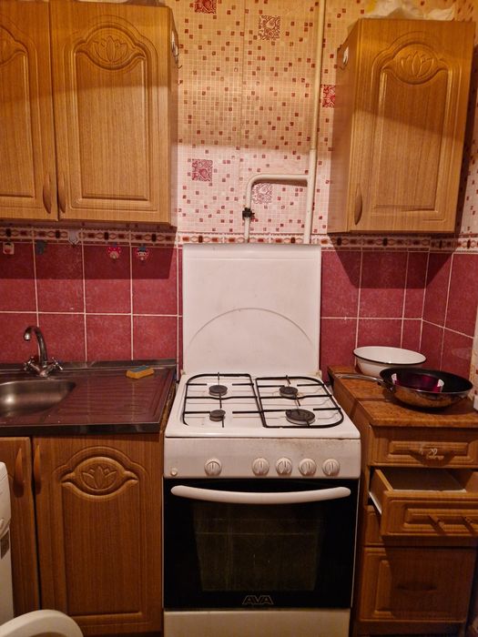 Продам газовую плиту с кухонным гарнитуром