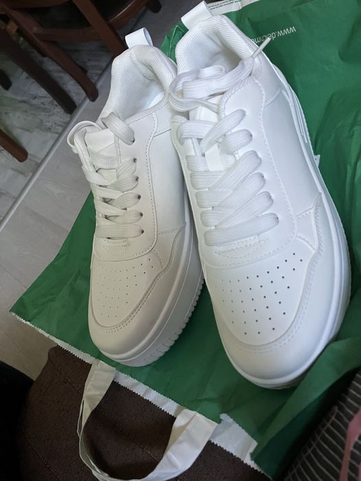 Чисто нови дамски бели кецове