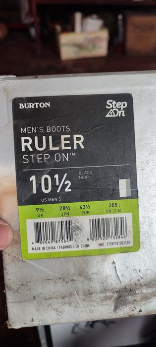 Burton oyoqkiyim sotiladi