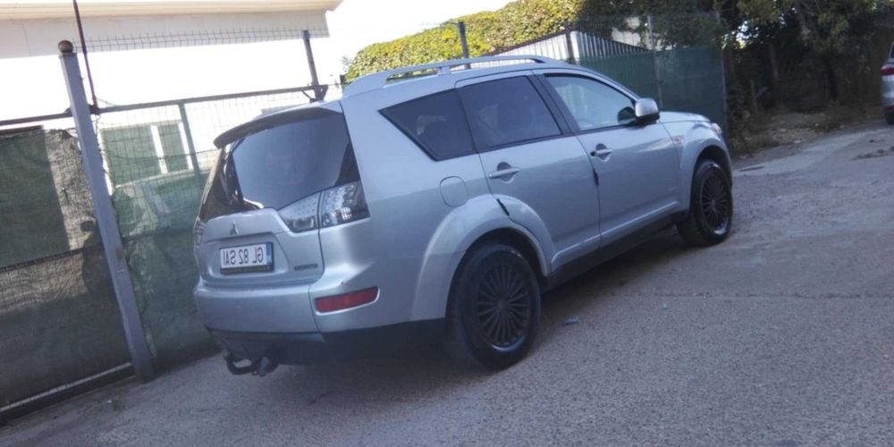 Mitsubishi outleder 2