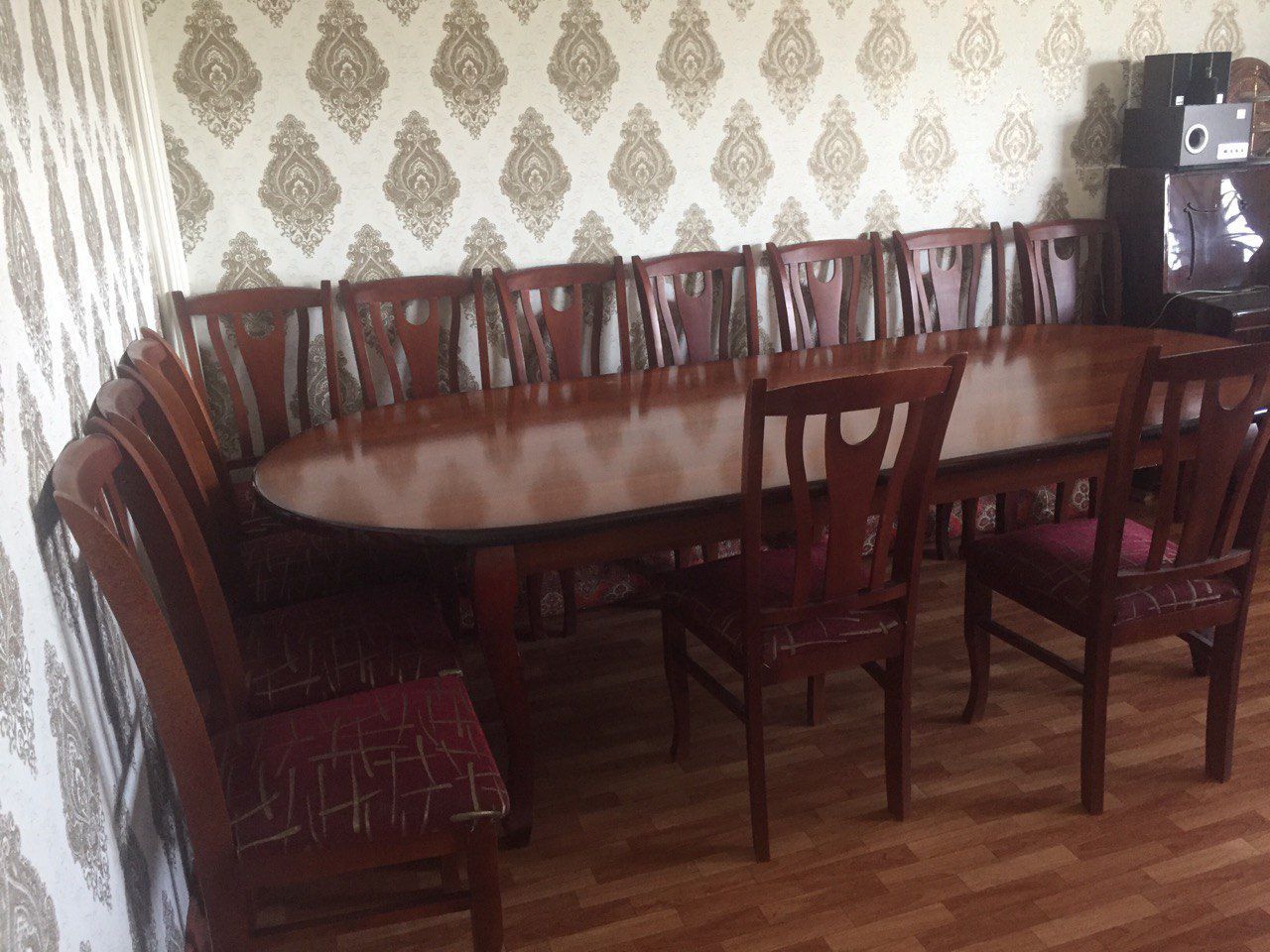 Стол и стулья для гостиной