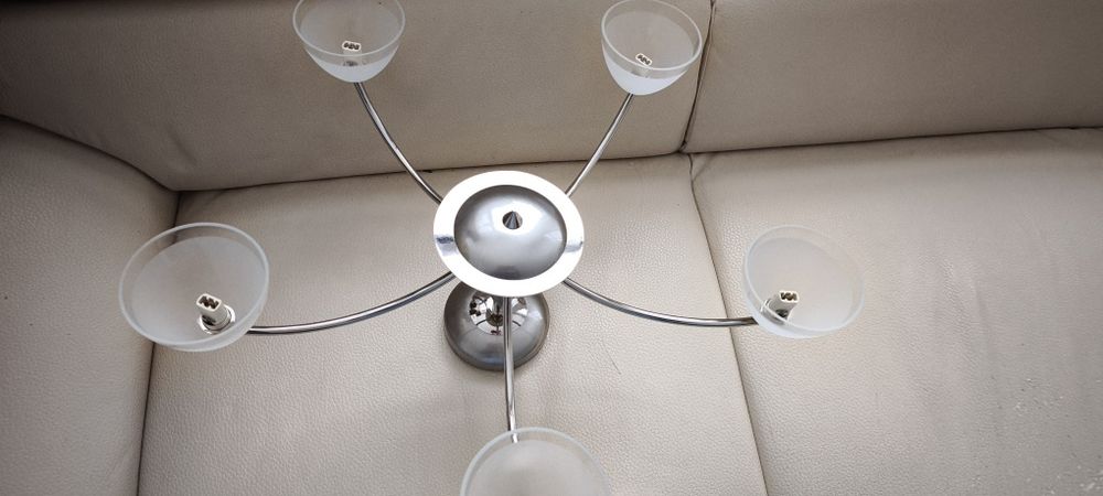 Полилей с пет крушки.
Перфектно състояние, неразличим от нов.
Комплект