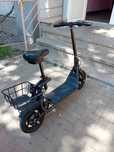 Trotineta electrica cu scaun