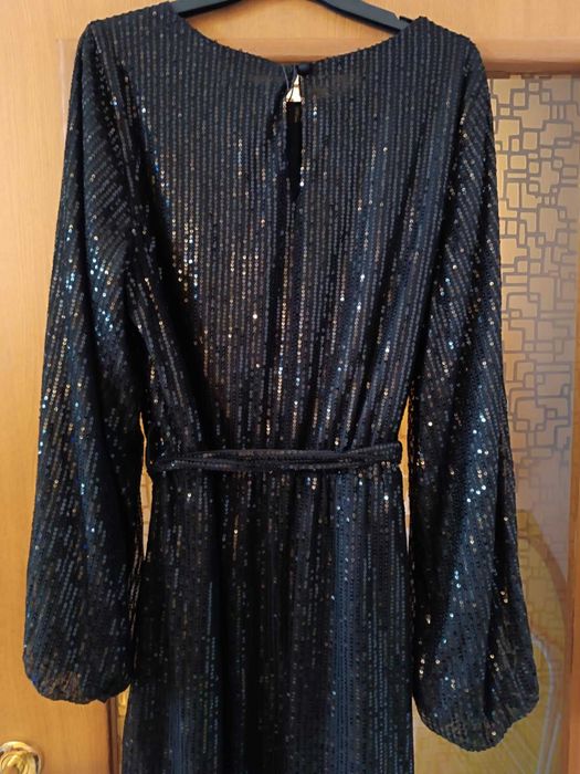 черна рокля  с пайети л/хл размер,