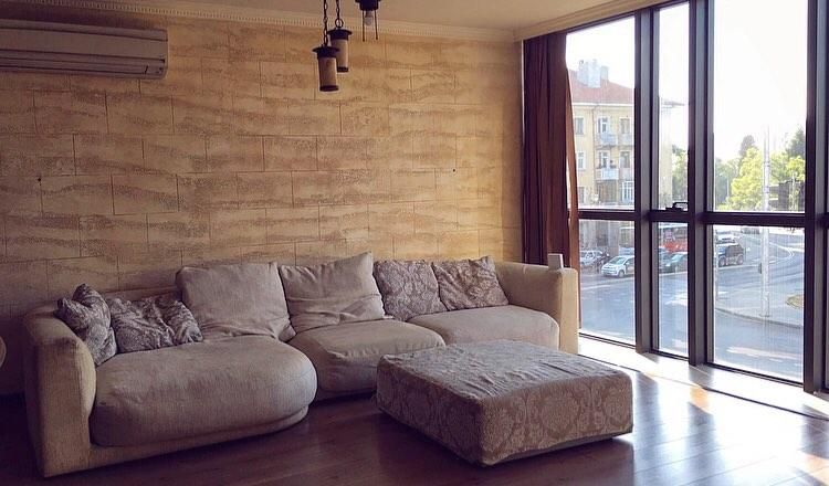 Дава се под наем Двустаен апартамент в Бургас, Център - 97 кв.м за 714 € - Снимка #2