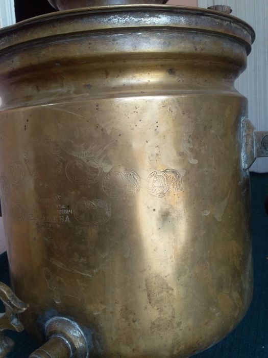 18-аср Эски Тулский самовар ва эски пичоқ