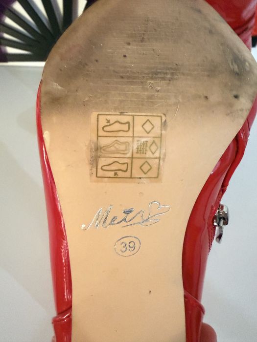 Високи червени боти