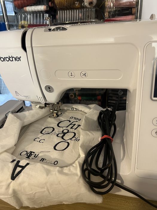 Vand masina de brodat noua doar incercata