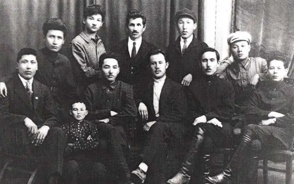 Улучшение и расскраска чёрно-белых фото