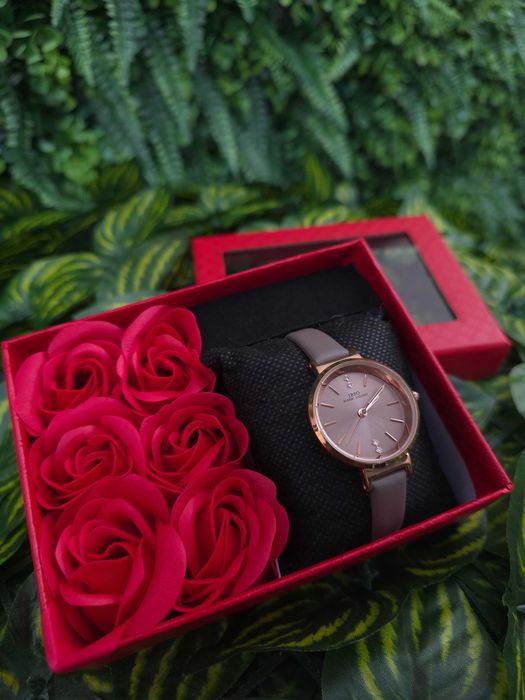 Подаръчен комплект часовник IBSO + рози