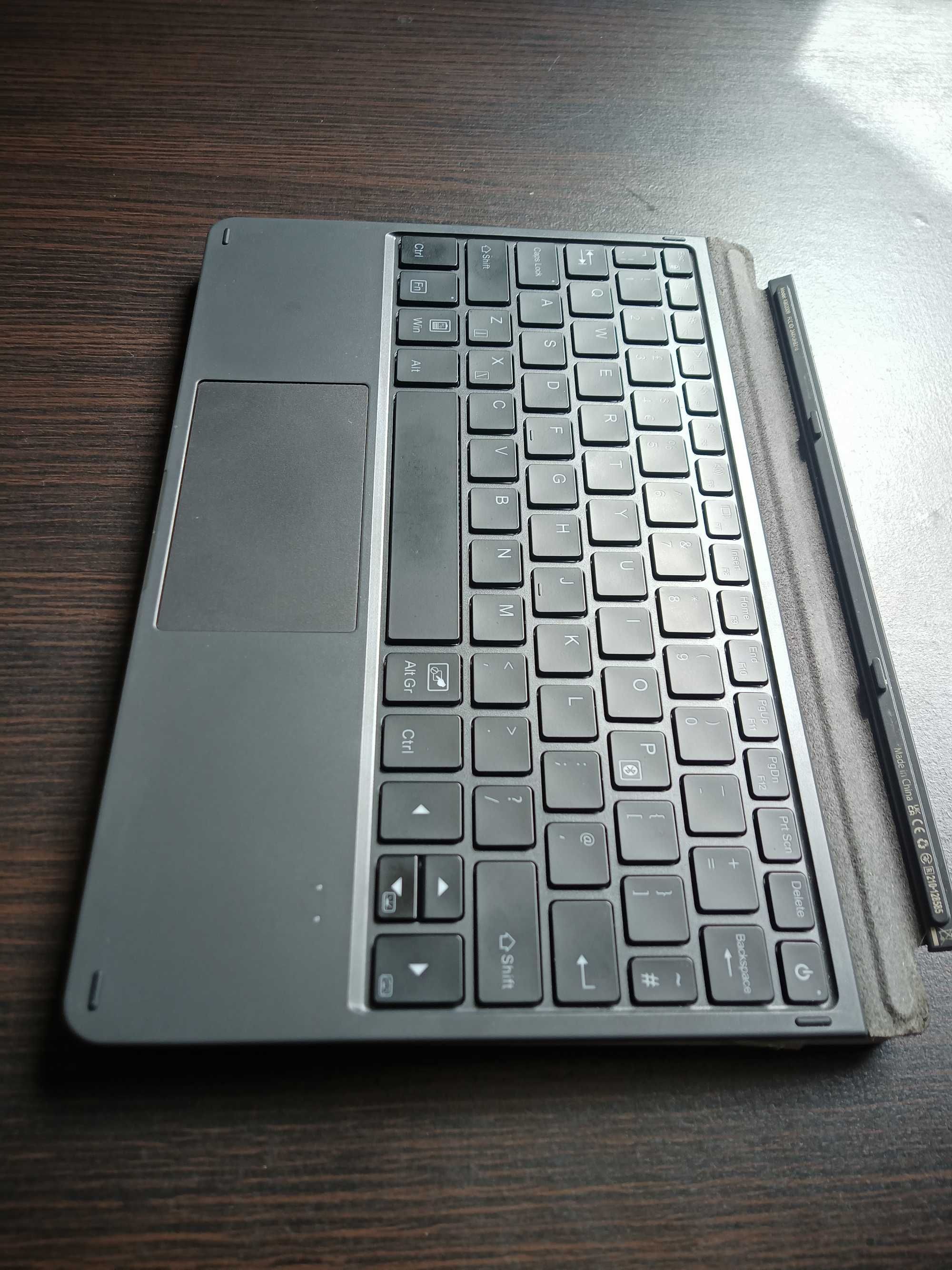 Surface Go 2 + Стъклен протектор + клавиатура.