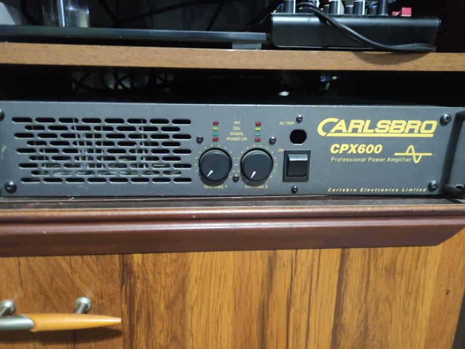 Продам усилитель мощности в отличном состоянии