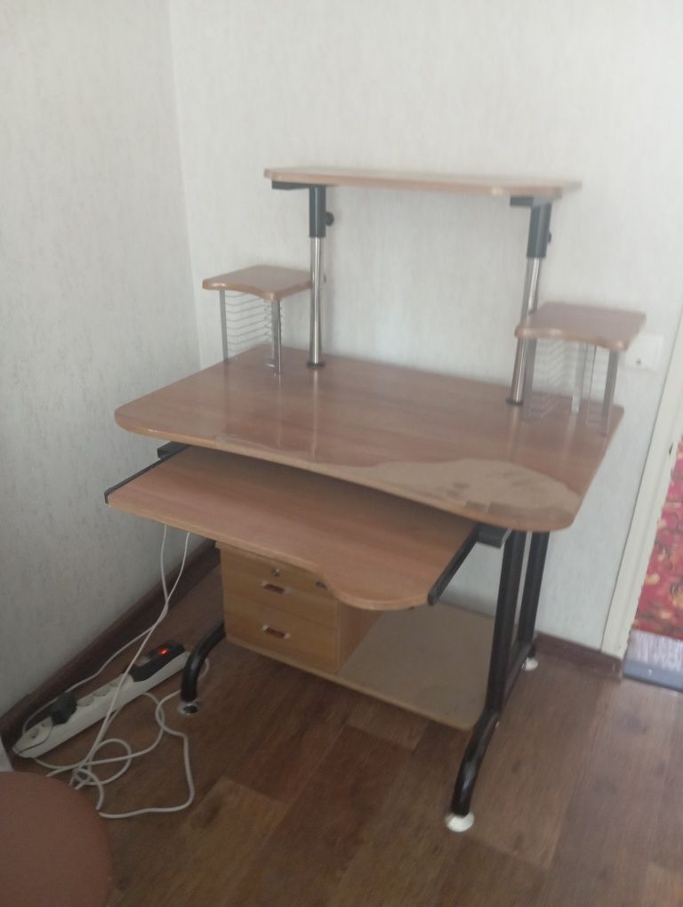 Продам  компьютерный стол