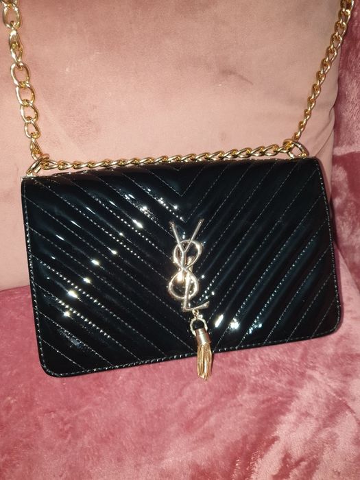 Vand geanta aproape noua