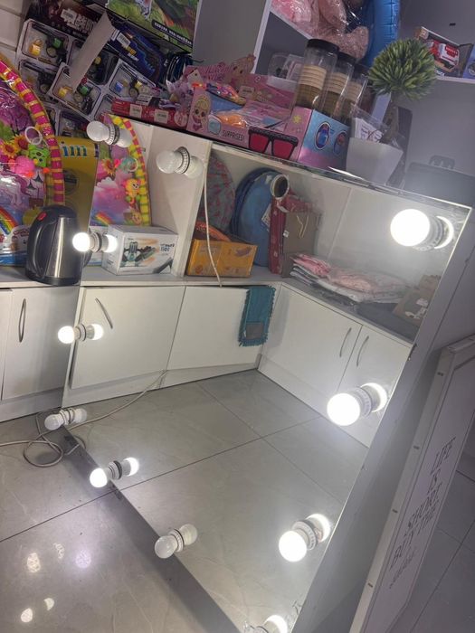 Большой шкаф,с зеркалами всё работает