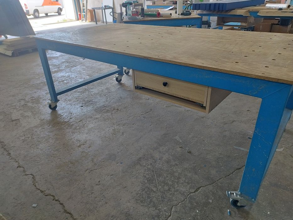 Mese atelier mobila și capra cu role