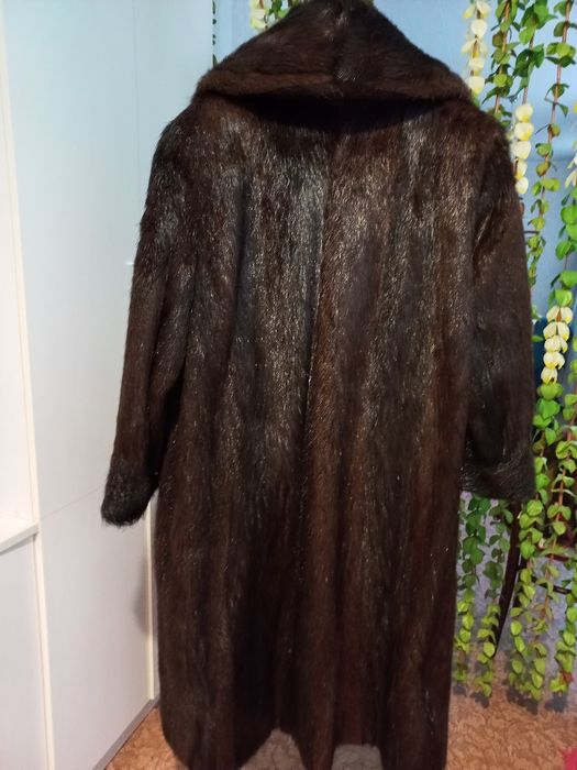 Шуба,цельный мех,нутрия,50р.и новое пальто стеган.