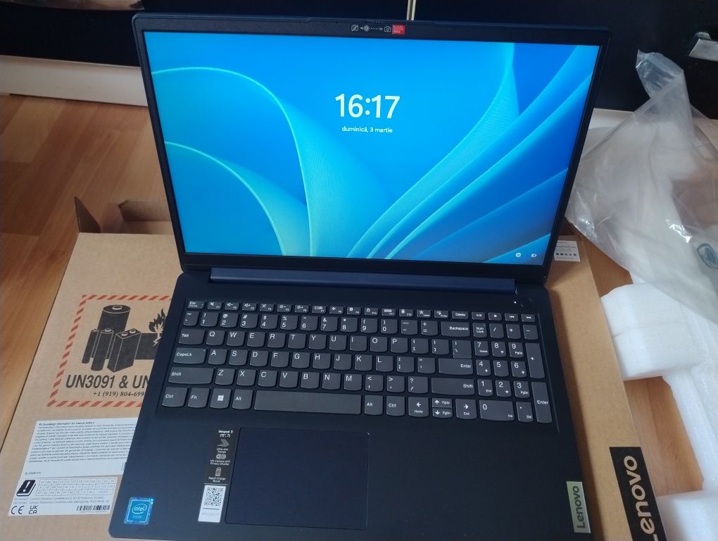 Vând laptop Lenovo nou