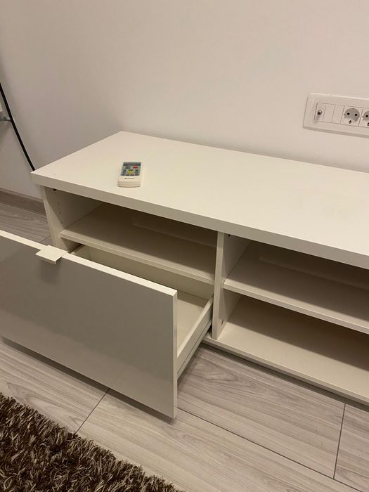 Se vinde comoda TV- alb lucios, in stare foarte bună