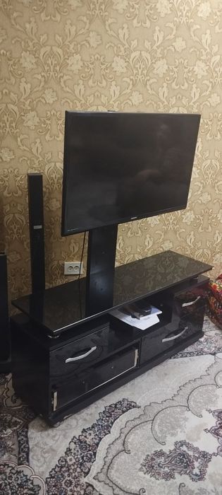 Продаются телевизор samsung и его подставка.
