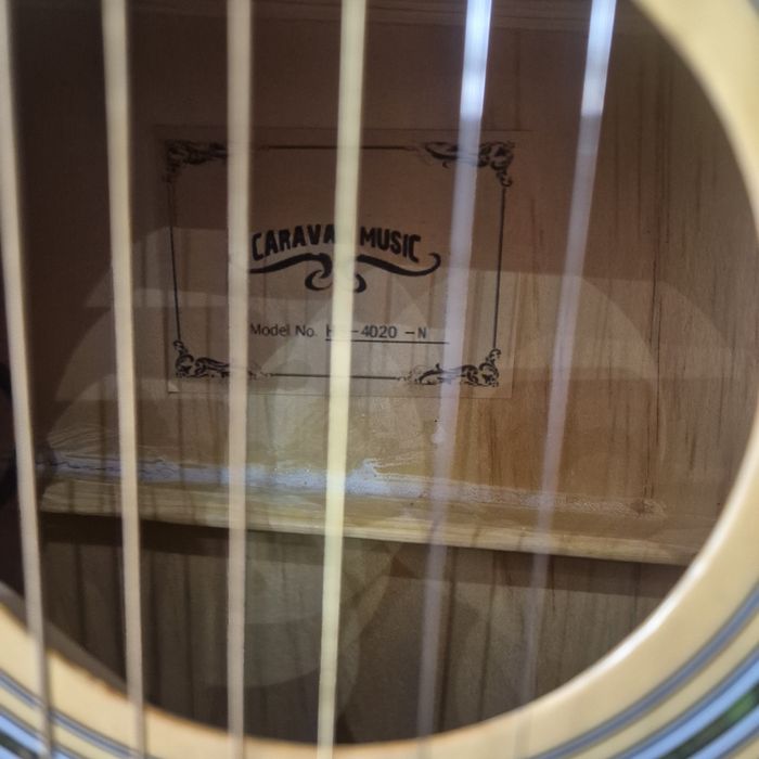 Гитара музыкальная.