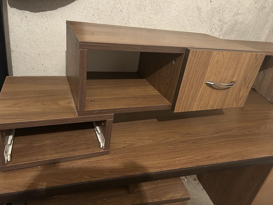 Бюро с Етажерка.