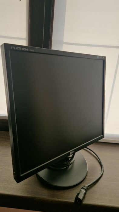 Продаю монитор LG 19" (48.3 см) L1952S — старый, без проверки