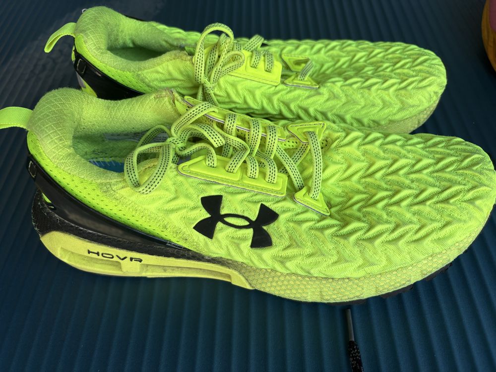 Vand adidasi under armour