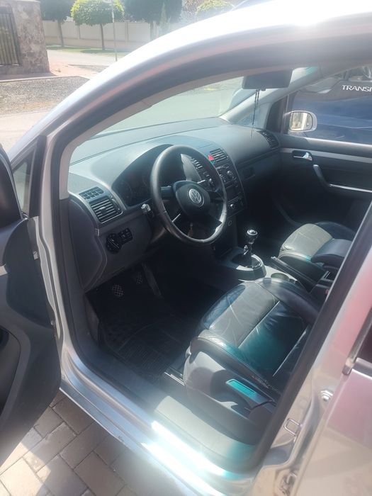 Vând Volkswagen Touran