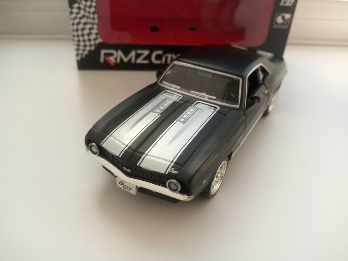 Моделька автомобиля rmz city 1:32