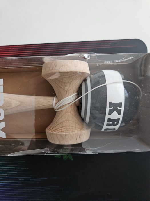 Kendama Krom Strogo, nou - cutia crapata, jucaria intacta
