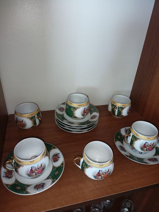 Продам кофейные чашечки с блюдцами  Мадонна