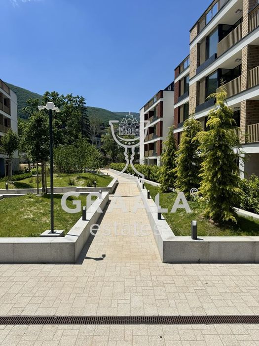 Жилище с усещане за къща в луксозен комплекс!