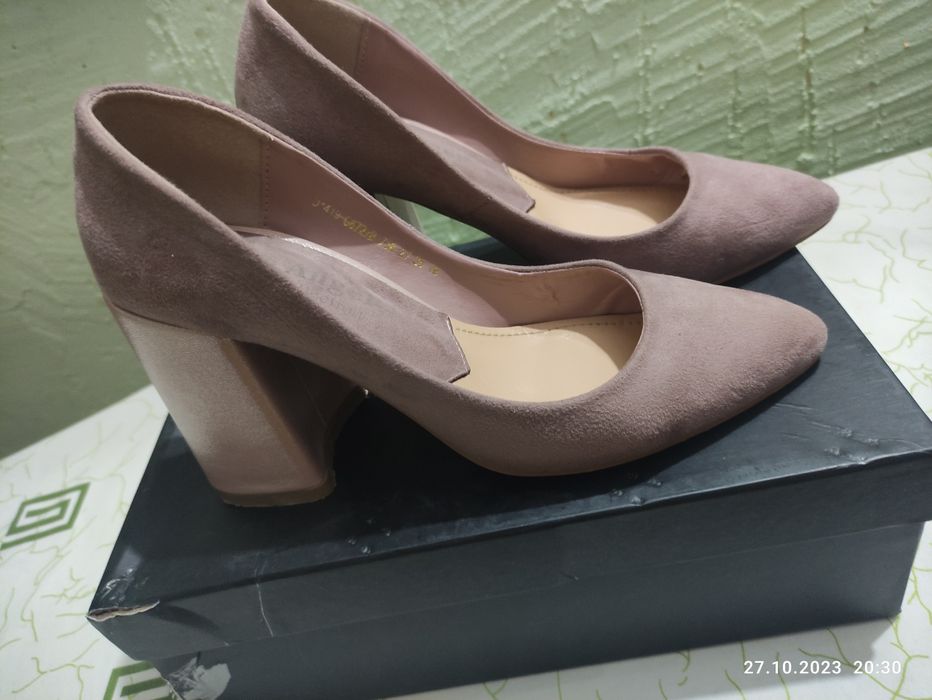 Әдемі вечерний туфли.