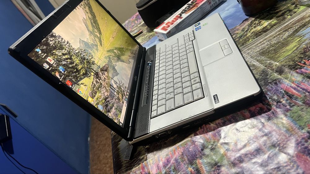 Лаптоп Fujitsu 15,6’’ с преносима чанта в