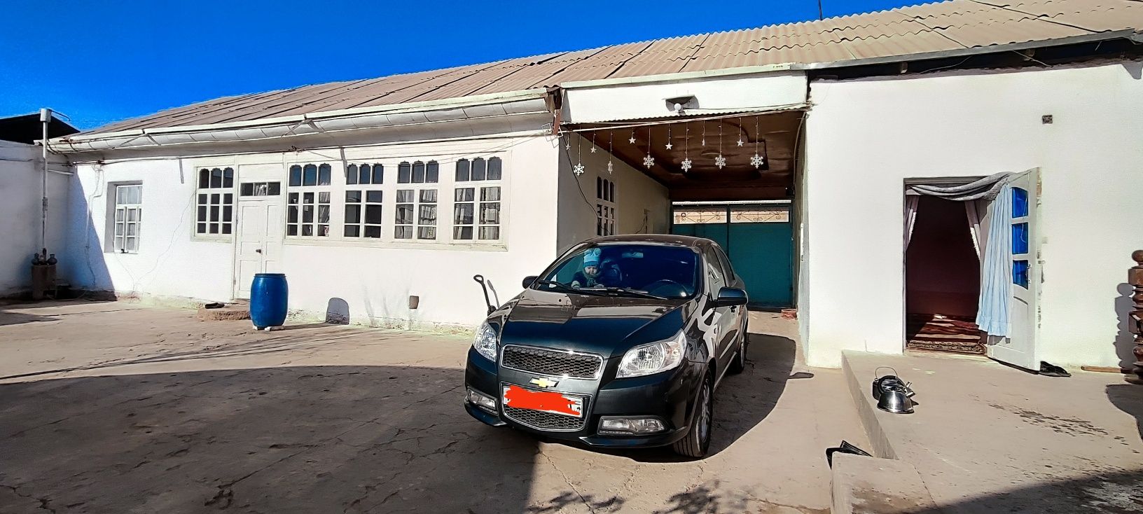 Barcha qulayliklarga ega Xovli sotiladi