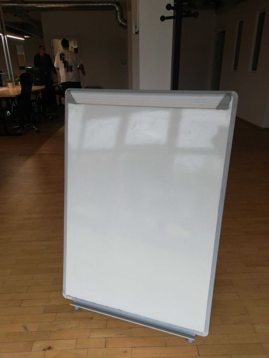 Бяла магнитна дъска с флипчарт