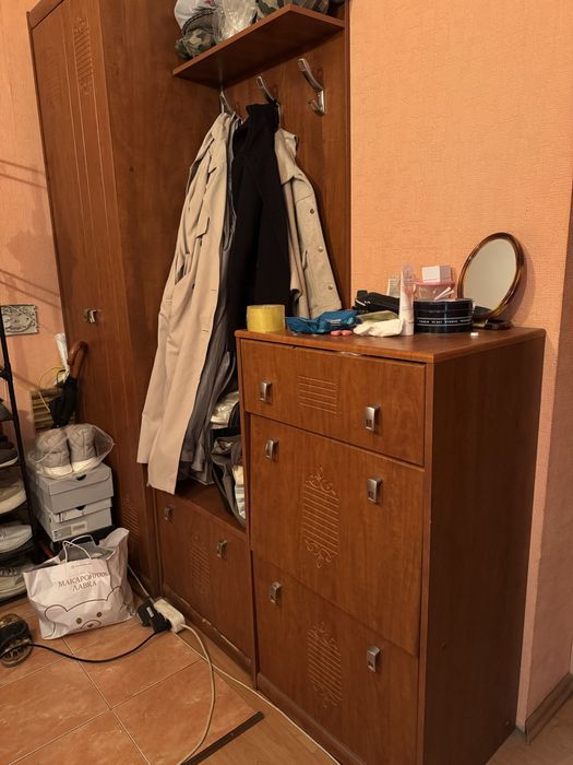 Продам прихожий шкаф (гарнитур из 3-х частей)