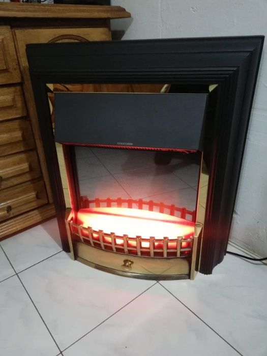 Електрическа камина с реалистична имитация на пламък!