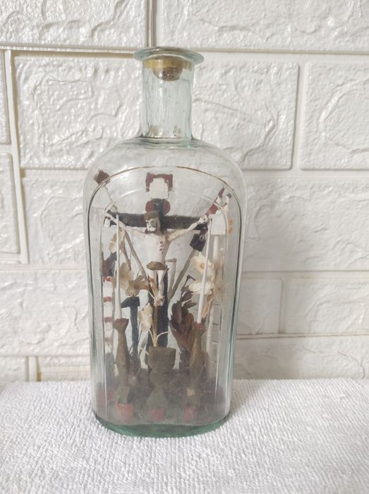 Sticlă antică sculptată manual, cu crucifix, inceputul anilor 1900