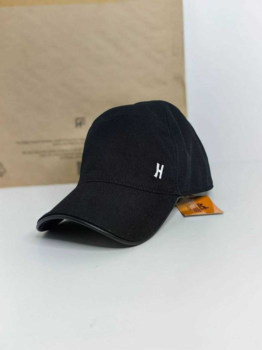 Шапка  H cut черна