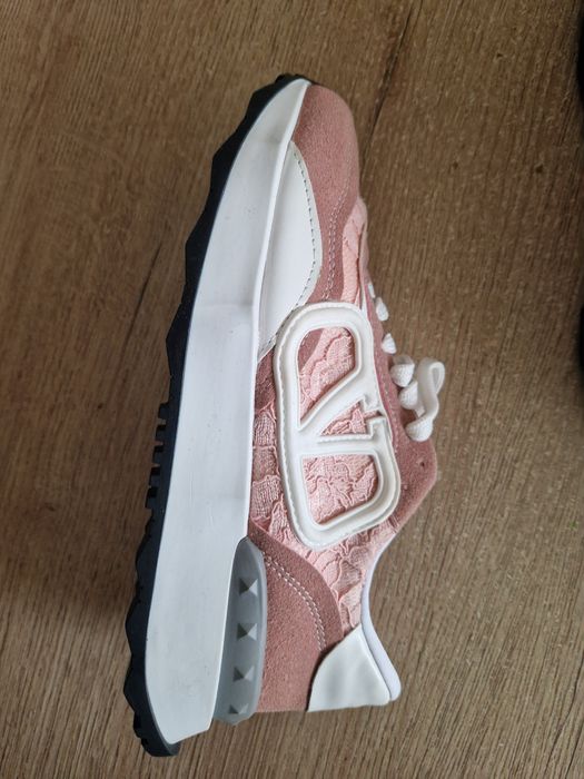 Маратонки по модел на Valentino