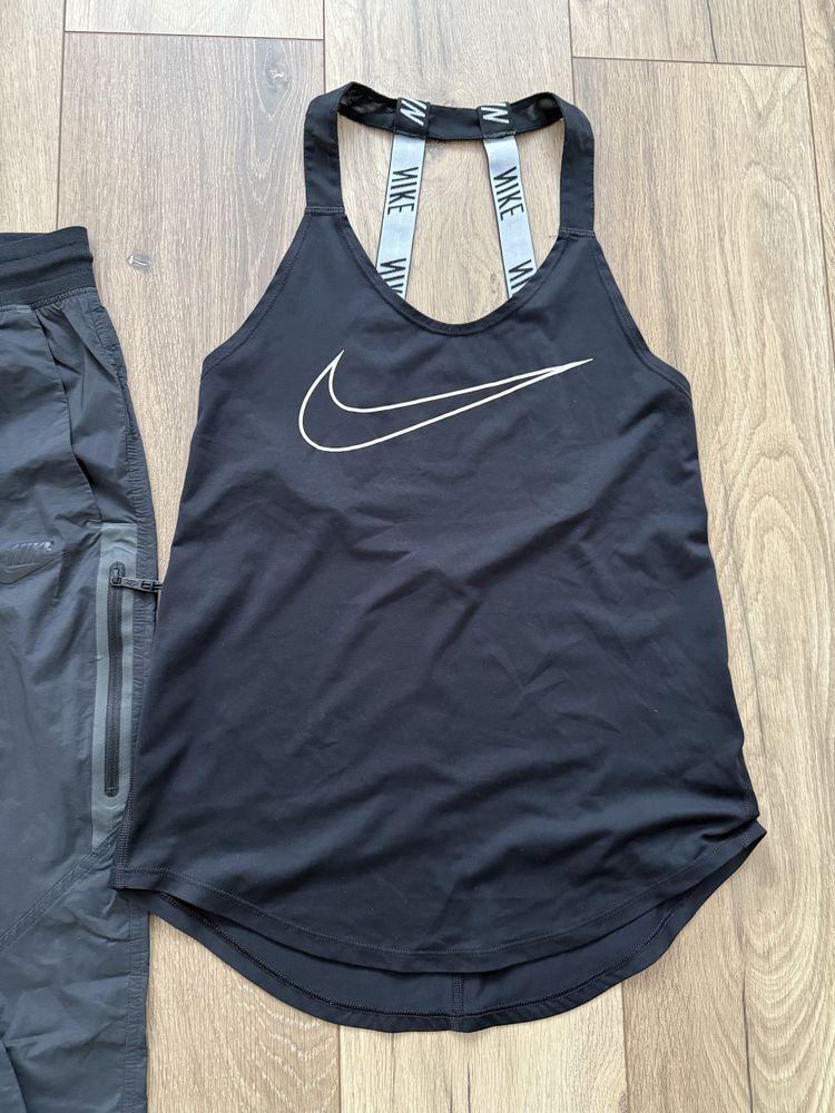 Оригинален дамски комплект на Nike, състоящ се от три части, XS размер