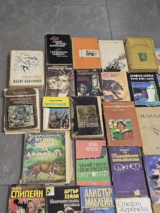 Подарявам множество книги