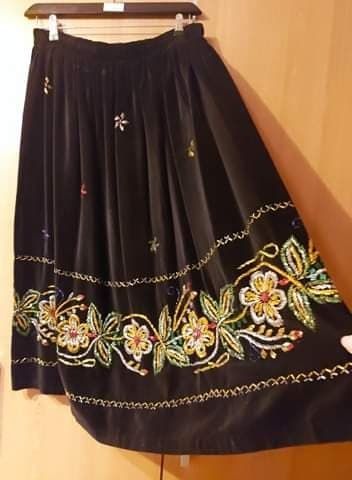 Fusta catifea cusuta manual cu margele